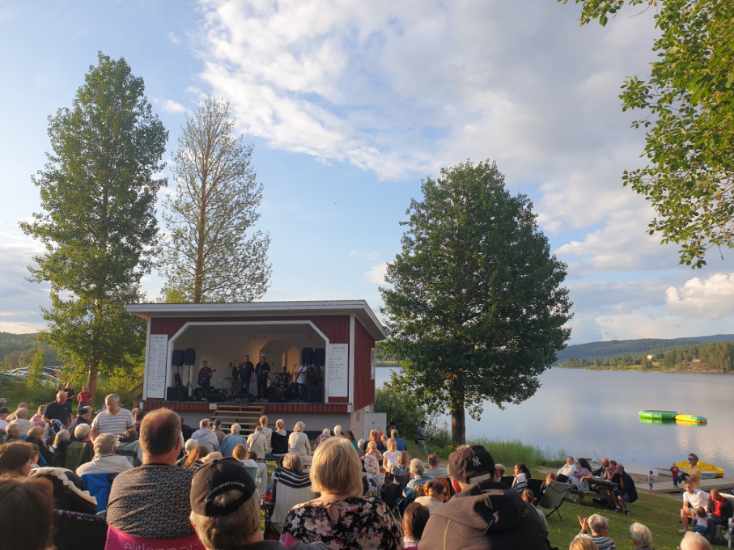 Bild på glad Nettan Weztin i sommarskrud i sitt älskade Kalifornien med havet och palmer i bakgrunden.